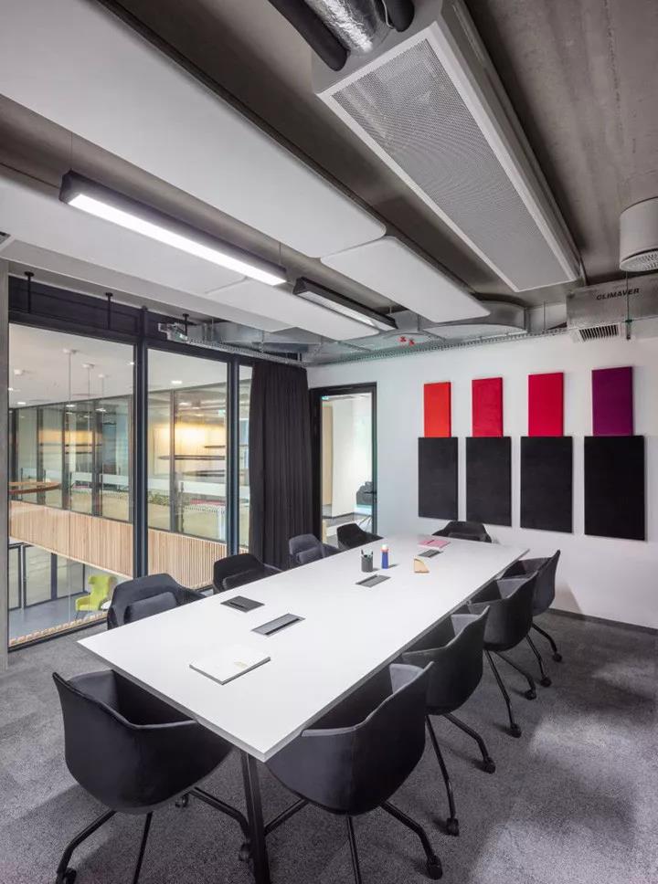 办公桌的配置尤为重要